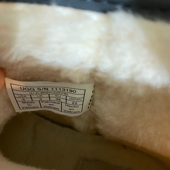 UGG Classic Clear Mini Boots NWT Size 5 - Picture 8 of 8